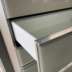 Breite Kommode in Hellgrau mit Glasfront - Nucina