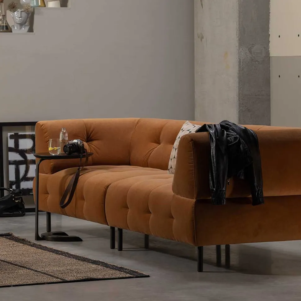 Dreier Sofa mit Armlehnen in Hellbraun - Label