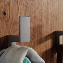 Geölte Holzgarderobe aus Eiche massiv - Avidora