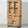 Holzvitrine Indri auf Rollen