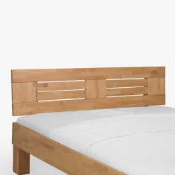 Klar lackiertes Holzbett Thivios aus Buche massiv