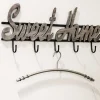 Schwarze Wandgarderobe mit Schriftzug - Geniale